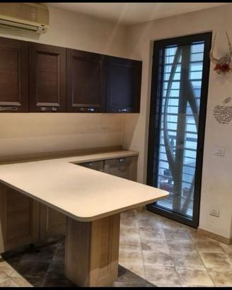 Cucina angolare bicolore con top in marmo