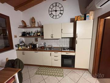 Cucina con elettrodomestici