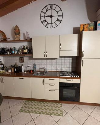 Cucina con elettrodomestici