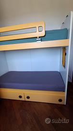 Cameretta con letto a castello e materassi