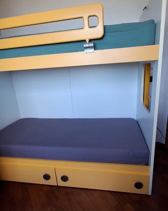 Cameretta con letto a castello e materassi
