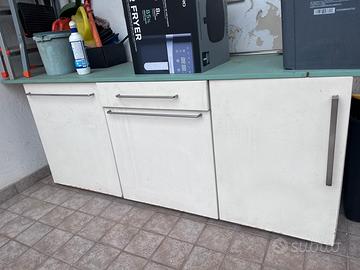 Mobili contenitore ikea bianco e ripiano