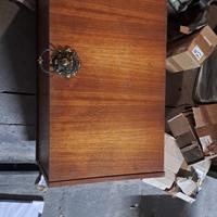 Cassapanca in legno con maniglia in ottone