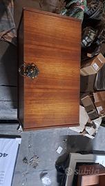 Cassapanca in legno con maniglia in ottone