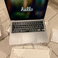 Postazione Apple Macbook Air con accessori
