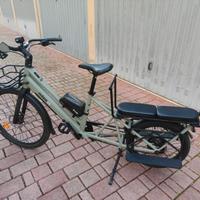 Cargo bike longtail con doppia batteria.