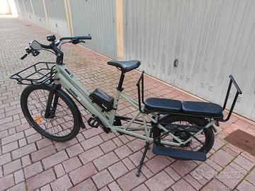Cargo bike longtail con doppia batteria.