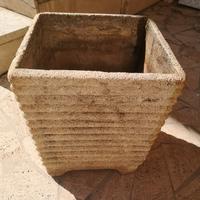 Vaso di cemento rigato anni 1960