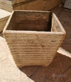 Vaso di cemento rigato anni 1960