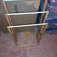 Porta- asciugamani in legno con parti bianche