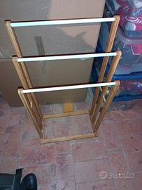 Porta- asciugamani in legno con parti bianche