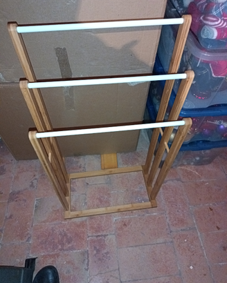 Porta- asciugamani in legno con parti bianche