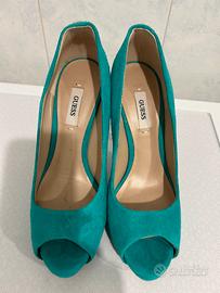 Décolleté open toe Guess.