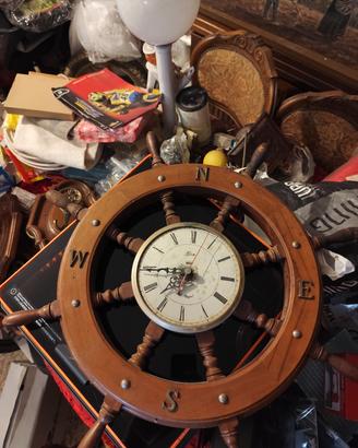 orologio a forma  di timone in legno