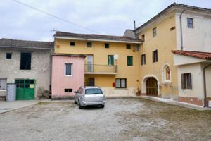 CASA A SCHIERA IN CORTE FRIULANA: ampi spazi e ...