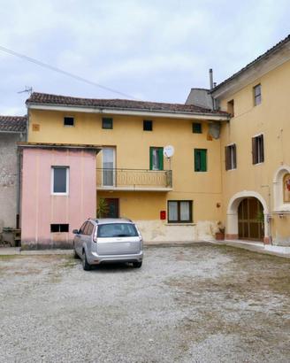 CASA A SCHIERA IN CORTE FRIULANA: ampi spazi e ...