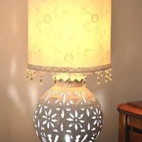 Lume da tavolo con base ceramica intagliata