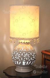 Lume da tavolo con base ceramica intagliata
