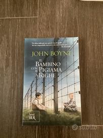 Il bambino con il pigiama a righe