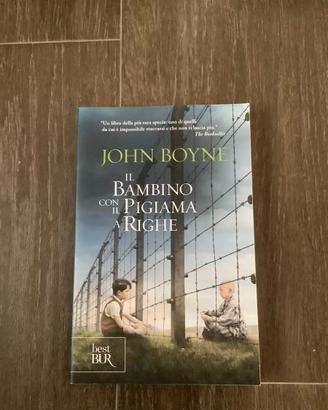 Il bambino con il pigiama a righe