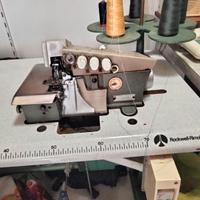 Macchina industriale taglia e cuci funzionante.