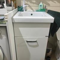 Mobile bagno con lavello e rubinetto