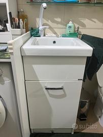 Mobile bagno con lavello e rubinetto