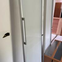 Armadio con ante in vetro satinato