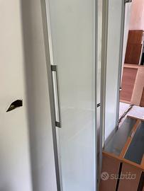 Armadio con ante in vetro satinato