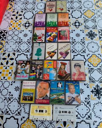 22 cassette musicali ( nastri )