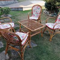 Sedie con tavolino da giardino in vimini