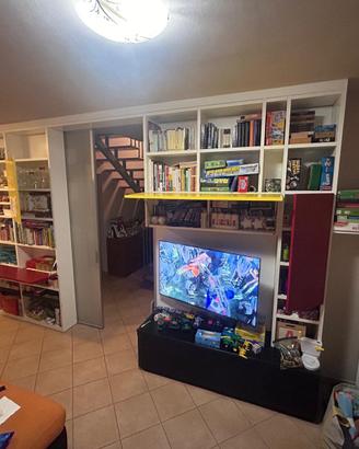 Mobile da sala con porta scorrevole e dispensa