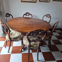 tavolo e sedie antichi