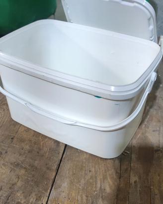cesto in plastica co coperchio 
