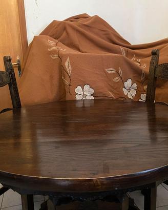 Tavolo e sedie in legno massiccio