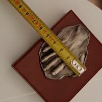 Mano in argento opera di Salvador Dali