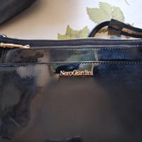 Borsa nera di vernice con tracolla