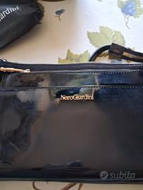 Borsa nera di vernice con tracolla