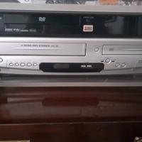 lettor,e registratore vhf e dvd.