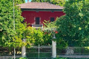 VILLA PADRONALE IMMERSA IN UN PARCO CON DEPANDANCE