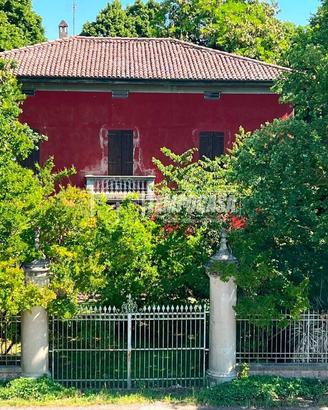 VILLA PADRONALE IMMERSA IN UN PARCO CON DEPANDANCE