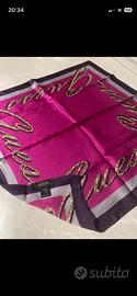 Foulard di Guess.