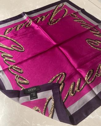 Foulard di Guess.