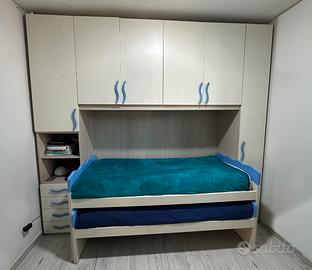 Cameretta a ponte con 2 letti scrivania e libreria