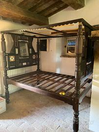 Letto a baldacchino in stile coloniale-indiano