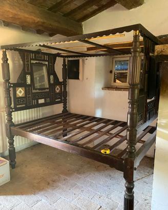 Letto a baldacchino in stile coloniale-indiano