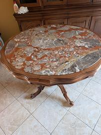 Tavolo in stile barocco con sedie