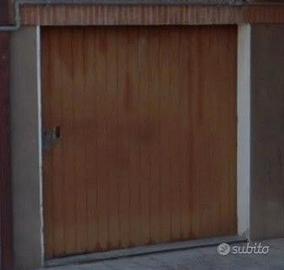 Garage piano terra con finestra