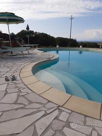 Casa con giardino e piscina