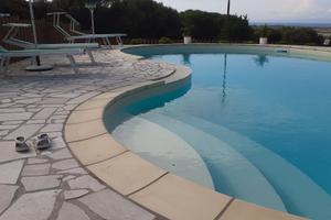 Casa con giardino e piscina